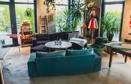 Heimat • Gemütliche Lounge im Atelier Heimat mit Sofas und Pflanzen