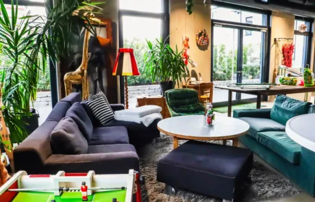 Heimat • Loungebereich mit Sofas, Tischkicker und Kunstobjekten