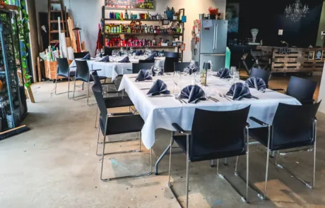 Heimat • Atelier Heimat mit gedeckten Tischen und kreativer Einrichtung