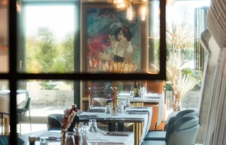 Heimat • Blick durch Glaswand in das Restaurant Heimat