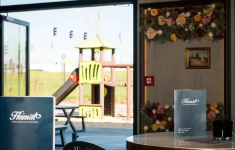 Heimat • Restaurant Heimat mit Blick auf Spielplatz