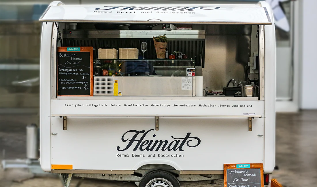 Heimat • Foodtruck Heimat On Tour mit Koch und Menütafel