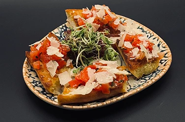 Heimat • Bruschetta mit Tomaten und Parmesan Heimat • Bruschetta mit Tomatenwürfeln, Parmesan und Sprossen
