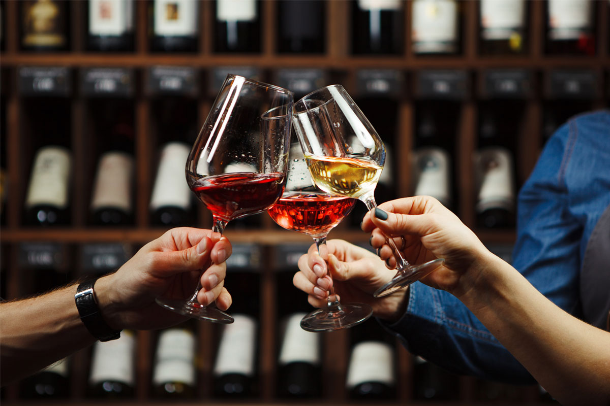 Heimat Getränkekarte • Weingenuss im Restaurant Heimat Getränkekarte • Anstoßen mit Rotwein, Rosé und Weißwein